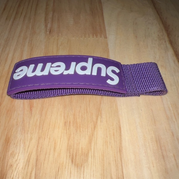 Supreme Webbing Keychain - Picture 3 of 5